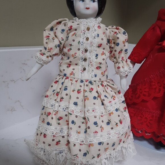 4 Vintage 9" Dolls - Lovely ladies with Stand - Picture 2 of 7
